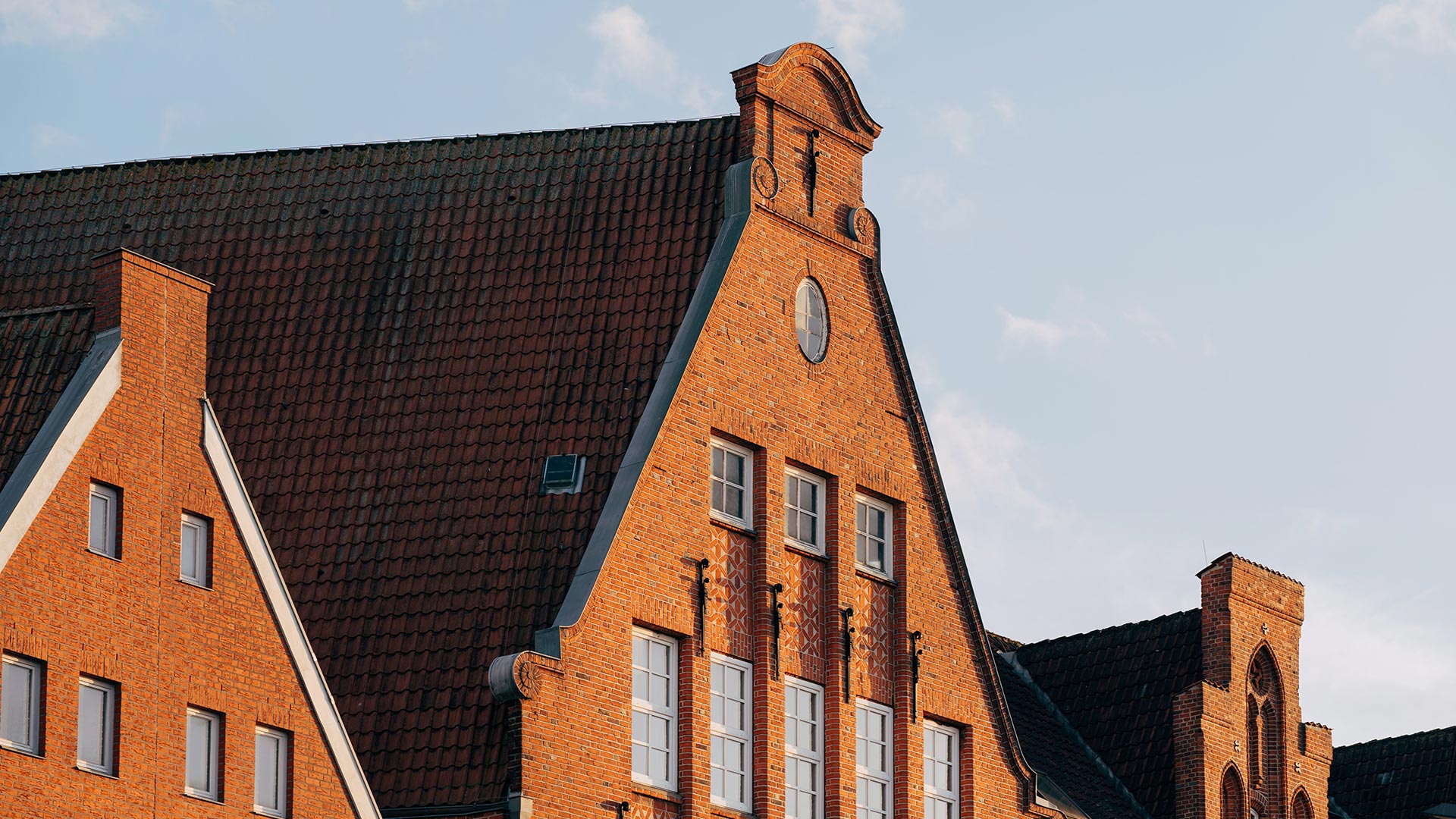Backsteinhäuser mit Staffelgiebel in Kiel – Hausverwaltung für Vermieter
